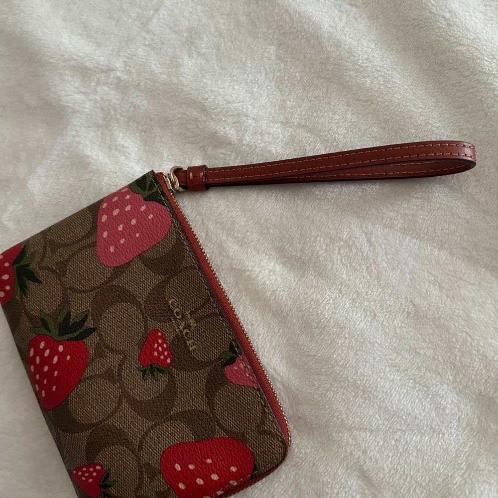 🍓Coach Strawberry Wristlet - Picture 4 of 4